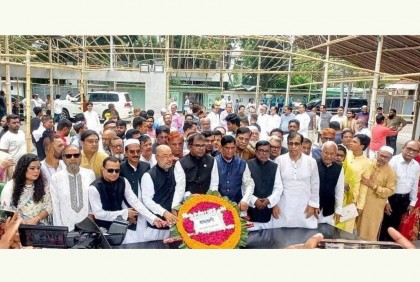বঙ্গবন্ধুর প্রতিকৃতিতে ঢাকা জেলা আওয়ামী লীগের শ্রদ্ধা