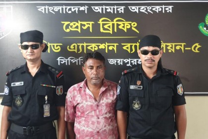 জয়পুরহাটে বিপুল পরিমাণ চোলাই মদসহ মাদক কারবারি আটক