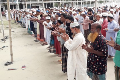 বৃষ্টি প্রার্থনায় বোচাগঞ্জে নামাজ আদায়