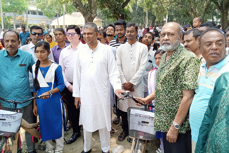 মাগুরায় বাইসাইকেল পেল ১৯২ ছাত্রী