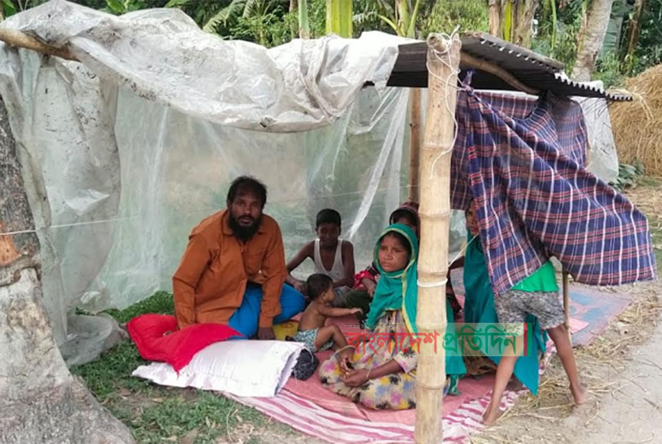 ঝুপড়ি ঘরে তিন রাত একটি পরিবার, উদ্ধার করলেন ইউএনও