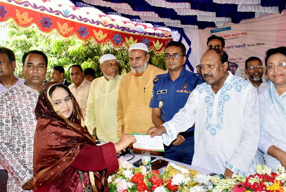 বগুড়ায় পরিবহন মালিকদের মাঝে ৪৩ লাখ টাকার অনুদান