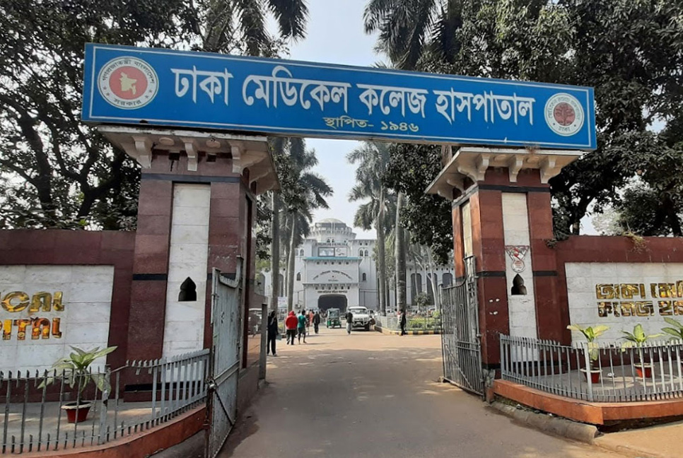 ঢামেকে কুকুরে টেনে নিচ্ছিল নবজাতকের মরদেহ 

