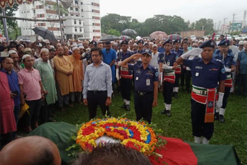 মায়ের কবরের পাশে সমাহিত সিরাজুল আলম খান