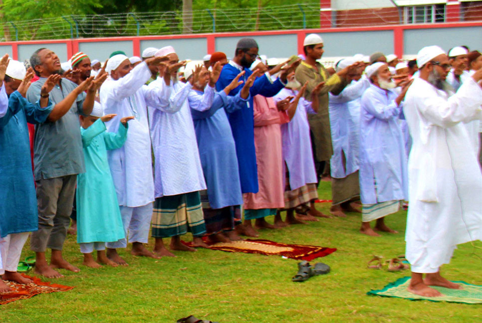 বৃষ্টির জন্য বীরগঞ্জে ইস্তিসকার নামাজ আদায়