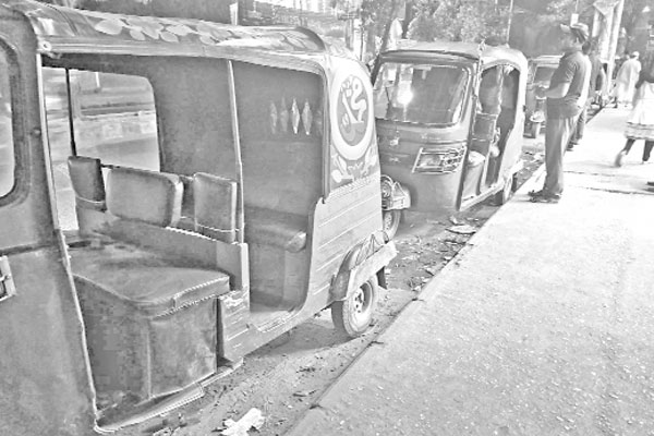 অটোরিকশার দাপটে বিভিন্ন সড়কে বাস সার্ভিস বন্ধ