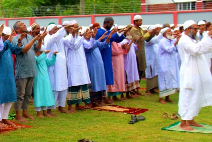 বৃষ্টির জন্য বীরগঞ্জে ইস্তিসকার নামাজ আদায়
