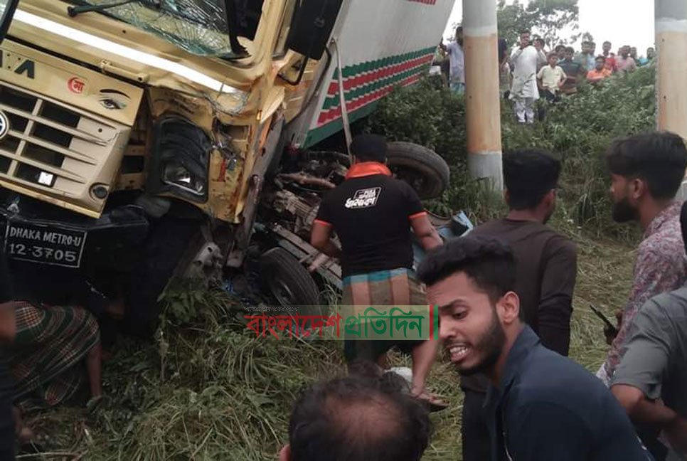 খেলতে যাওয়ার পথে স্কুলের ৩ ছাত্রসহ সড়কে প্রাণ গেল ৪ জনের 