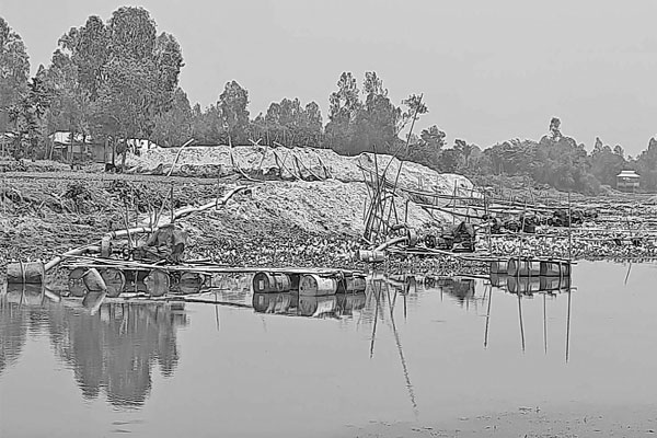 অবৈধ বালু তোলায় নদী ভাঙন