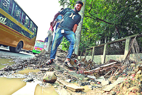 ফুটপাত বানাতে ব্যর্থ দুই সিটি