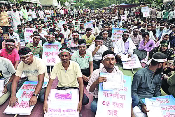 পুলিশের লাঠিপেটায় সরে গেলেন চাকরিপ্রত্যাশী অবরোধকারীরা