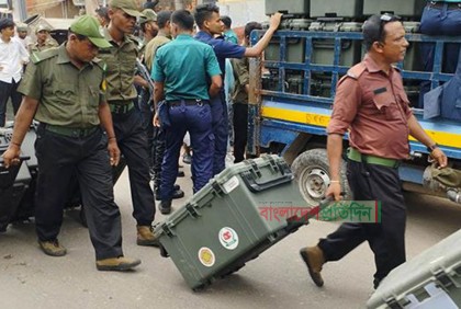 খুলনায় নির্বাচনী সরঞ্জাম যাচ্ছে কেন্দ্রে কেন্দ্রে