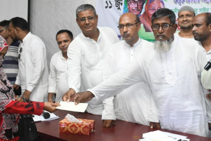 জয়পুরহাটে প্রধানমন্ত্রীর অনুদানের চেক বিতরণ