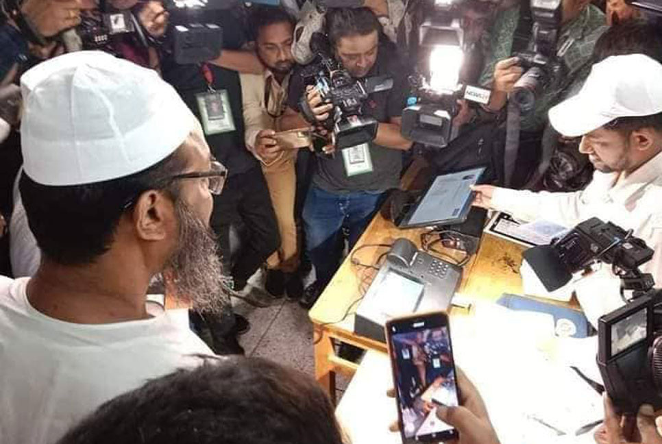 বরিশাল সিটি নির্বাচন: ভোট দিলেন মেয়রপ্রার্থী মুফতি ফয়জুল করীম