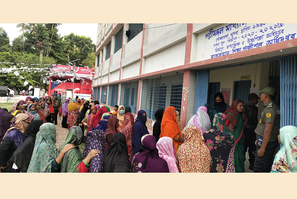 খুলনা সিটি নির্বাচন : কেন্দ্রে কেন্দ্রে নারী ভোটারের উপস্থিতি বেশি

