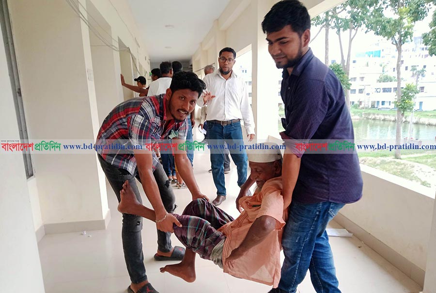 ভোট দিতে পেরে বৃদ্ধ প্রতিবন্ধী ভোটারের উচ্ছ্বাস