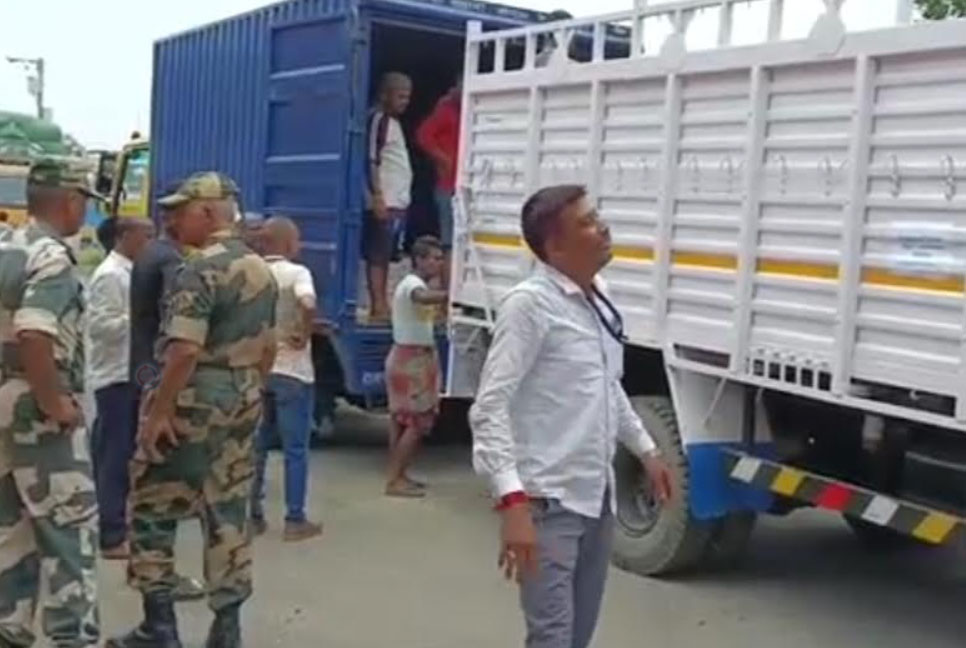 বেনাপোল দিয়ে ভারতে গেল প্রধানমন্ত্রীর উপহারের আম