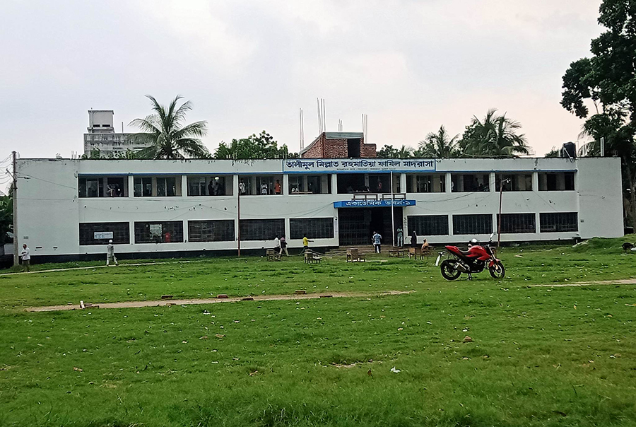 খুলনার আকাশে কালো মেঘ, কমেছে ভোটার উপস্থিতি
