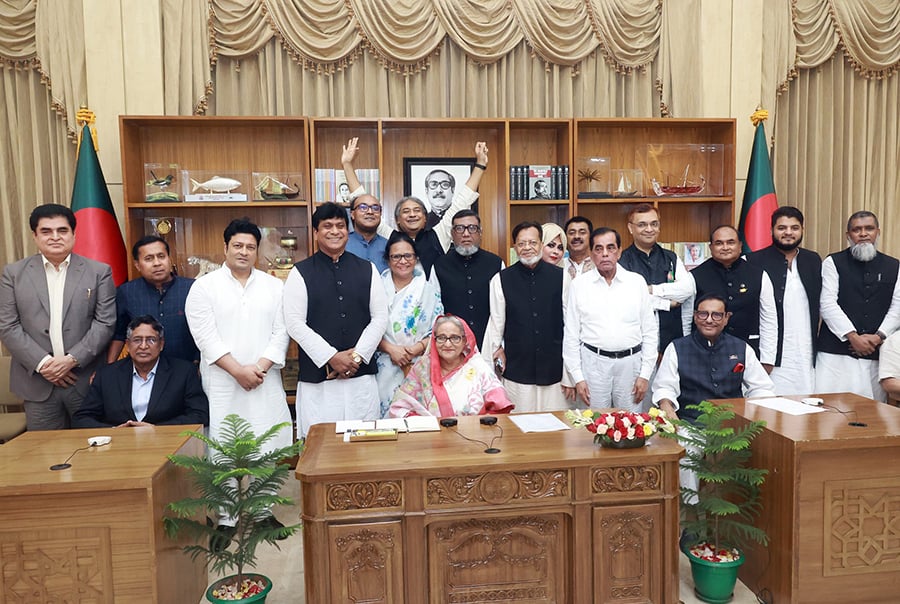 আওয়ামী লীগ ক্ষমতায় আছে বলেই দেশ এগিয়ে যাচ্ছে: প্রধানমন্ত্রী