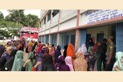 খুলনা সিটি নির্বাচন : কেন্দ্রে কেন্দ্রে নারী ভোটারের উপস্থিতি বেশি

