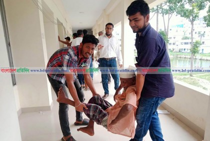 ভোট দিতে পেরে বৃদ্ধ প্রতিবন্ধী ভোটারের উচ্ছ্বাস