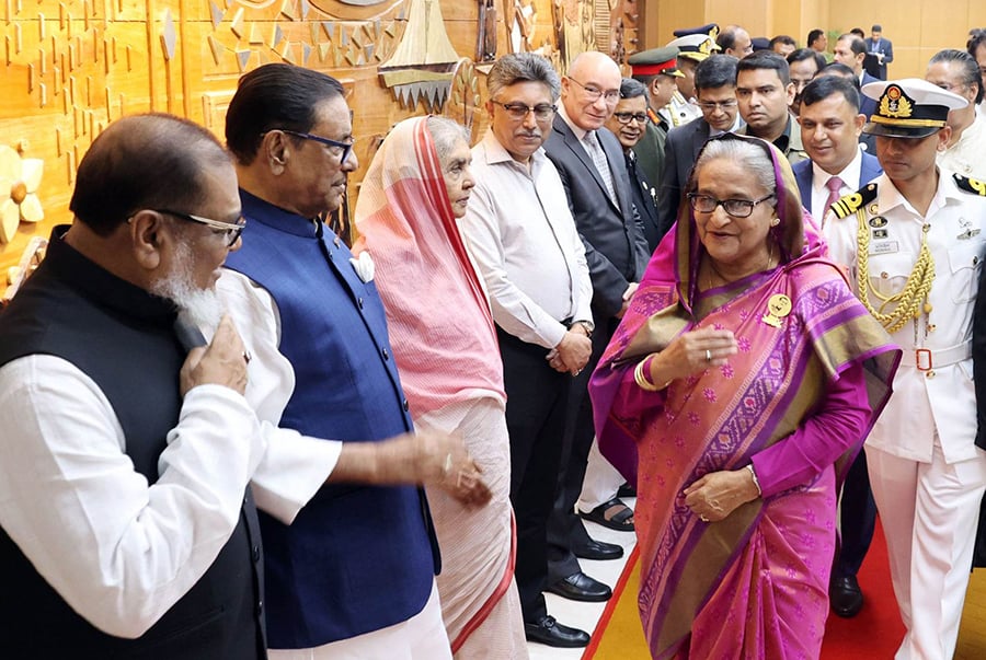 সুইজারল্যান্ডের পথে প্রধানমন্ত্রী 