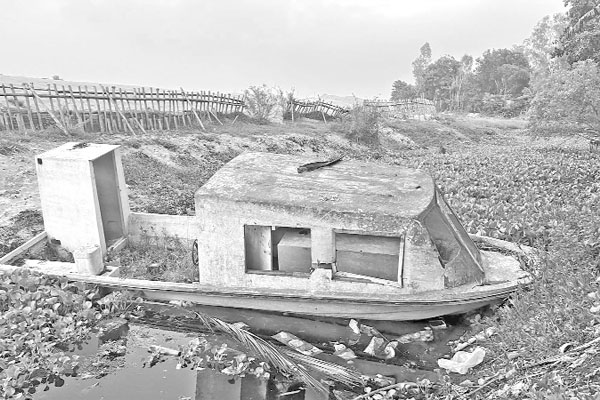 উপহারের নৌ অ্যাম্বুলেন্স দুটি এখন পরিত্যক্ত