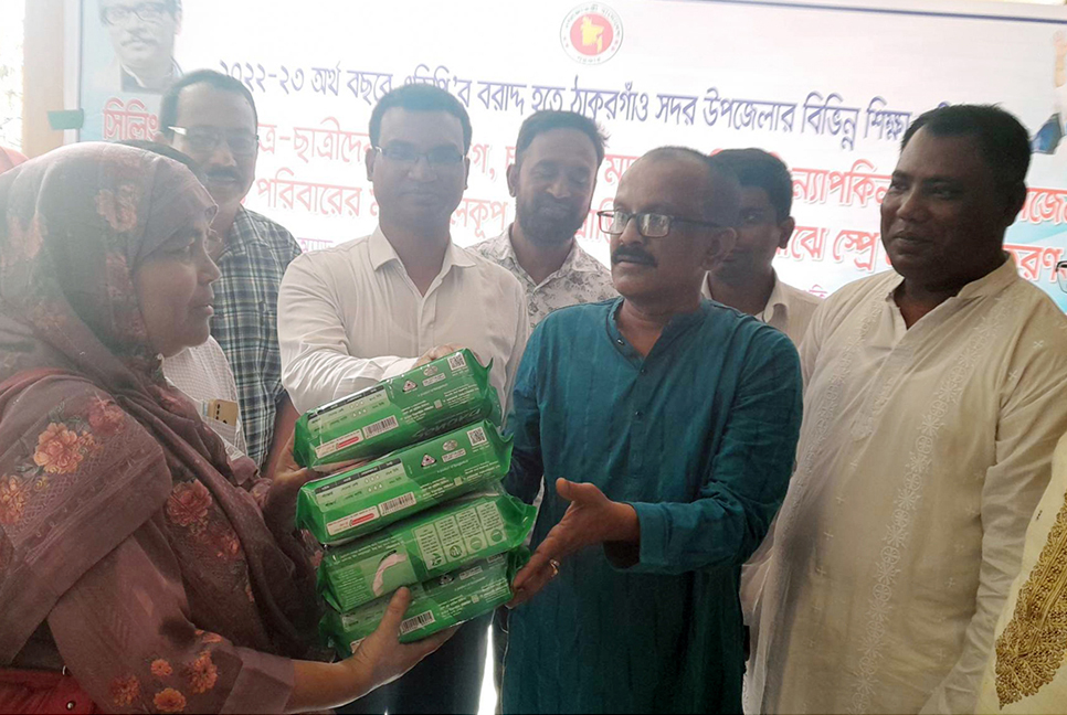 ঠাকুরগাঁওয়ে শিক্ষাপ্রতিষ্ঠান ও দরিদ্রদের মাঝে বিভিন্ন উপকরণ বিতরণ