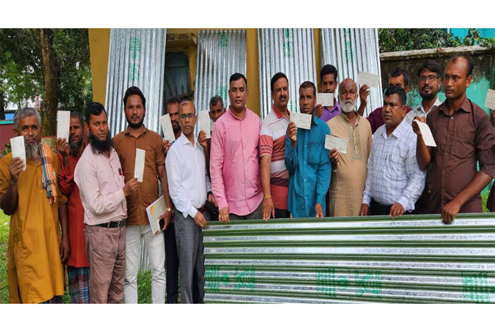 ঠাকুরগাঁওয়ে ক্ষতিগ্রস্তদের মাঝে ঢেউটিন ও চেক বিতরণ
