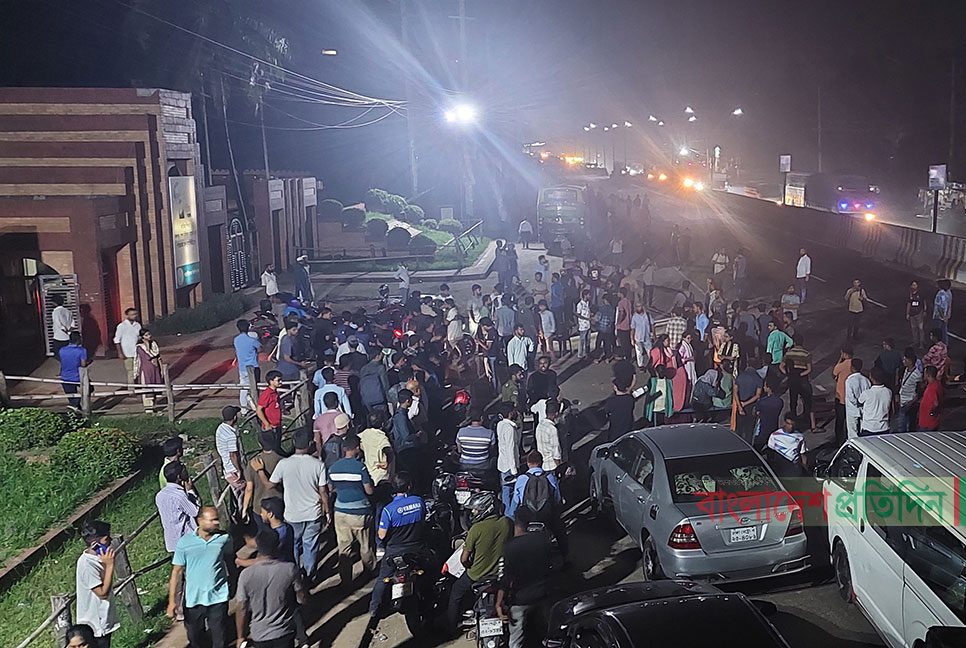 ছিনতাইকারির কোপে জাবি ছাত্র জখম, প্রতিবাদে মহাসড়ক অবরোধ