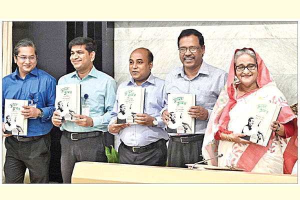 ‘ভায়েরা আমার’ বইয়ের মোড়ক উন্মোচন করলেন প্রধানমন্ত্রী