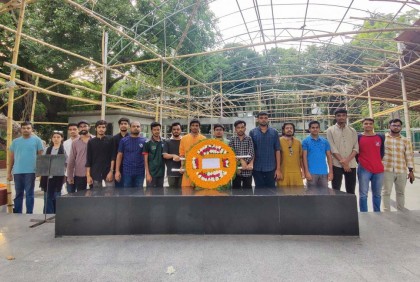 বঙ্গবন্ধুর প্রতিকৃতিতে জবিসাসের আহ্বায়ক কমিটির শ্রদ্ধা
