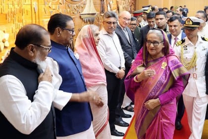 সুইজারল্যান্ডের পথে প্রধানমন্ত্রী 