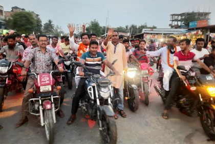 চেয়ারম্যান প্রার্থীকে স্বাগত জানাতে মোটরসাইকেল নিয়ে শোডাউন