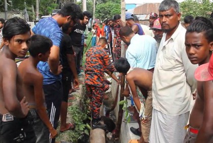৯৯৯ এ ফোন পেয়ে ড্রেনে আটকে পড়া গরু উদ্ধার করলো ফায়ার সার্ভিস
