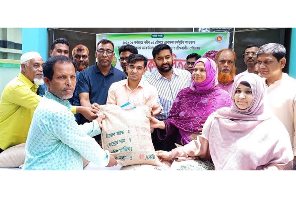 
শ্রীপুরে কৃষকদের মাঝে
সার ও বীজ বিতরণ