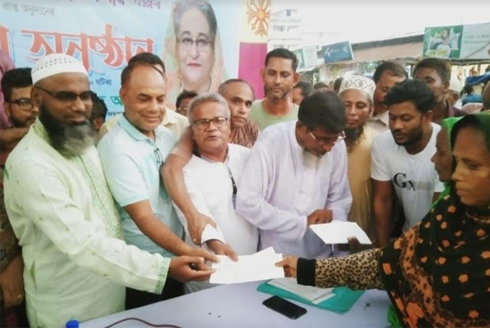 জয়পুরহাটে দুস্থ ও অসহায় মানুষের মাঝে অনুদানের চেক বিতরণ