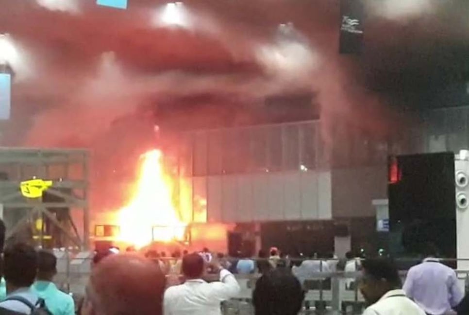 কলকাতা বিমানবন্দরে আগুন 
 



