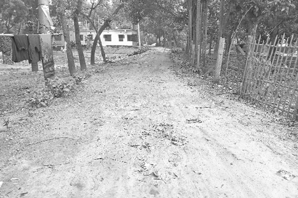 গর্তে চলাচলের অযোগ্য সড়ক