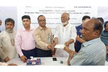 
চাঁদপুরে নৌ-বন্দর নির্মাণে ক্ষতিগ্রস্তদের মাঝে চেক প্রদান