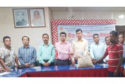 কৃষকদের মাঝে বিনামূল্যে বীজ-সার বিতরণ