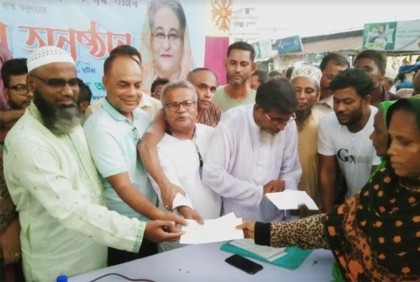 জয়পুরহাটে দুস্থ ও অসহায় মানুষের মাঝে অনুদানের চেক বিতরণ