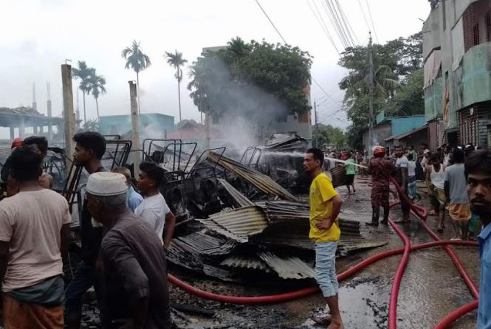 গ্যারেজে আগুন: পুড়ে গেছে ৩৮ গাড়ি