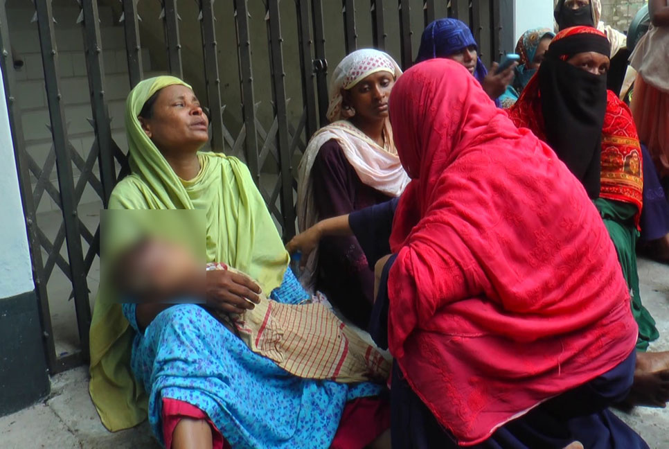 অটোরিকশায় বাসের ধাক্কা, মা-ছেলেসহ প্রাণ গেল চারজনের