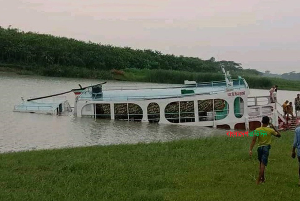ঝড়ে কাত হয়ে ডুবে গেল যাত্রীবাহী লঞ্চ