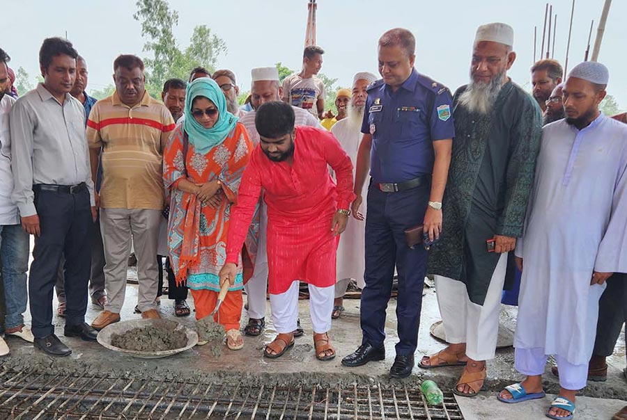 বগুড়ায় মডেল মসজিদের ছাদ ঢালাই কাজের উদ্বোধন