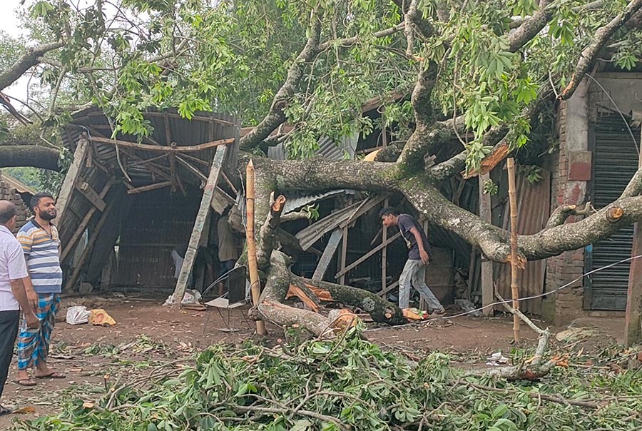 ঝড়ে ক্ষতিগ্রস্ত হাজারো পরিবার; বিদ্যুৎহীন এলাকা