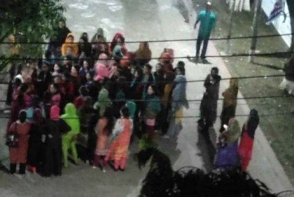 রাত ৯টা পর্যন্ত হল খোলা রাখার দাবিতে ছাত্রীদের বিক্ষোভ

