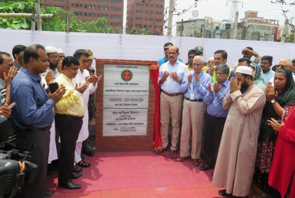 ‘ইস্ট ওয়েস্ট বিশ্ববিদ্যালয়’ পদচারী সেতুর ভিত্তি স্থাপন করলেন মেয়র আতিক 

