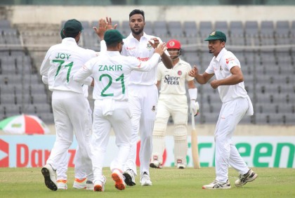 তিন উইকেট হারিয়ে চাপে আফগানরা